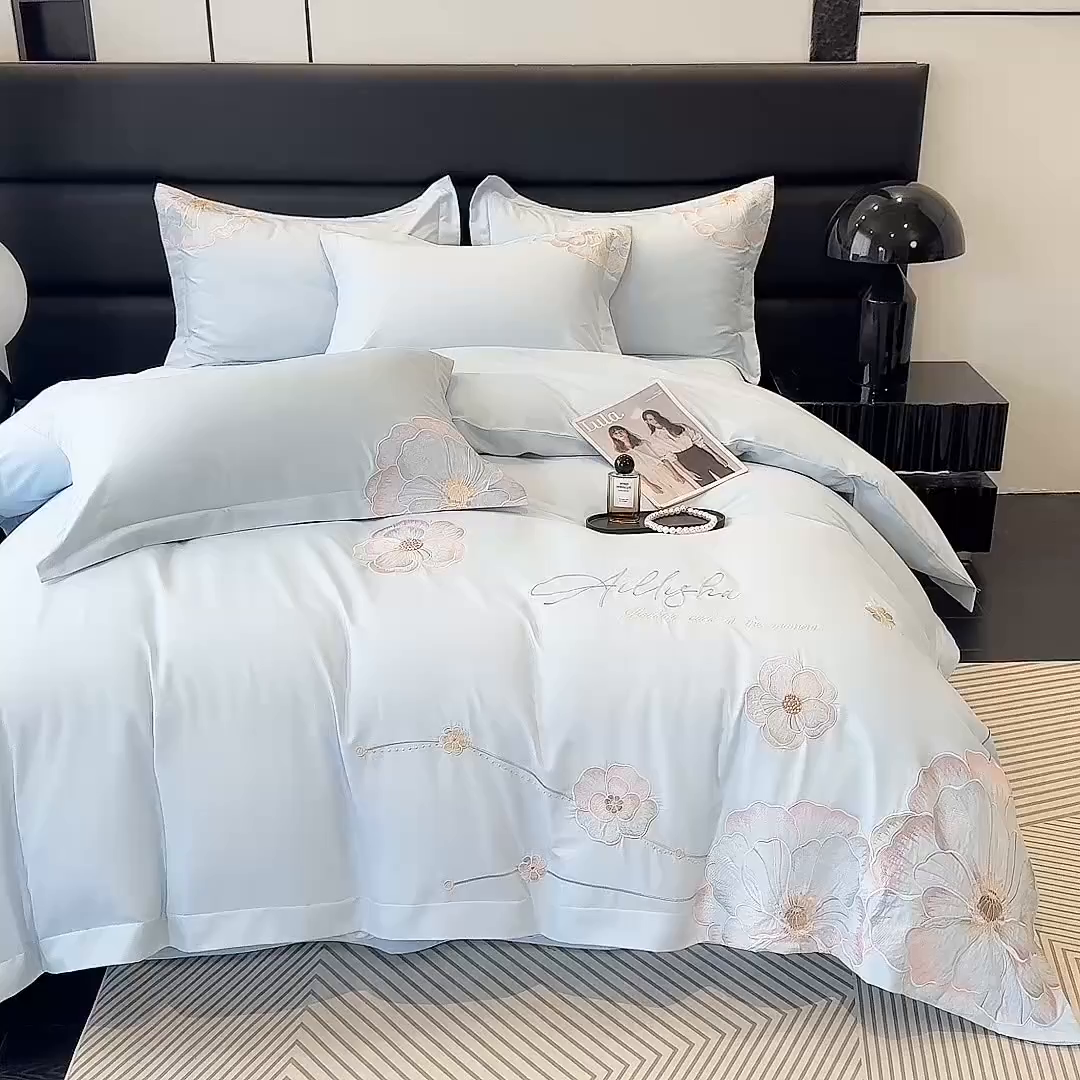 91家纺网 家纺一手货源 找家纺 慕语家纺 2025新款亲肤棉刺绣四件套系列--维纳斯（专版花型） 维纳斯--云水蓝