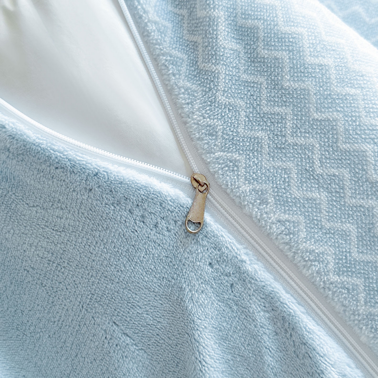 91家纺网 家纺一手货源 找家纺 蓝极人 2025新款色织阳离子提花牛奶绒四件套 色织-云蓝