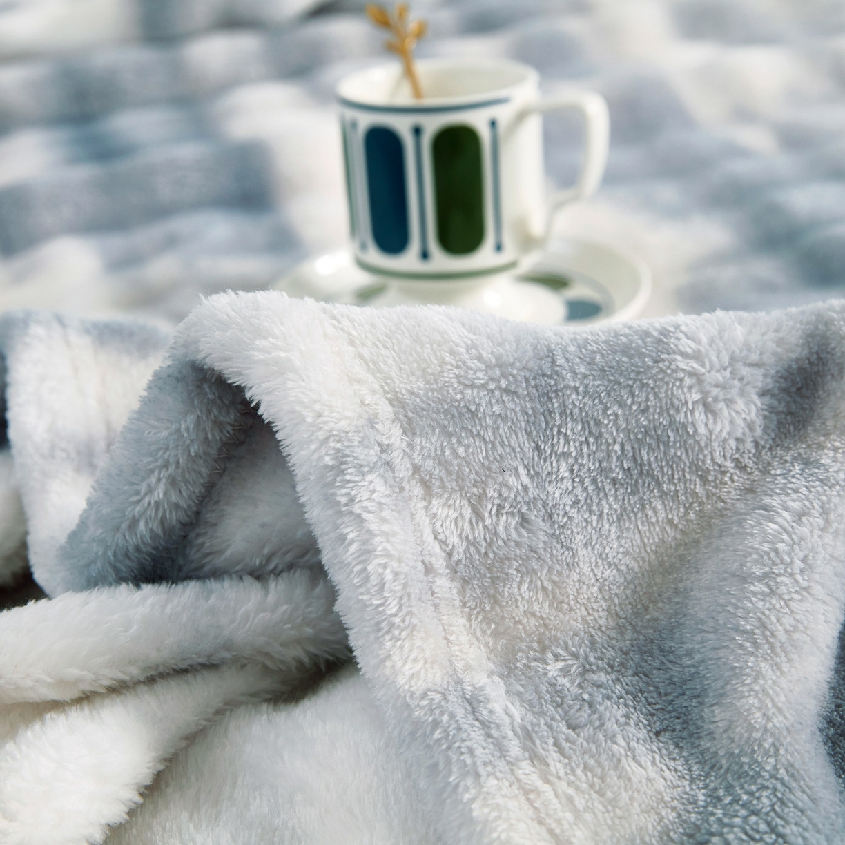 91家纺网 家纺一手货源 找家纺 悦织湾家纺 2025新款炫彩仿兔毛绒泡泡绒牛奶绒法兰绒毛毯休闲毯沙发盖毯跨境外贸出口专供 炫彩浅蓝