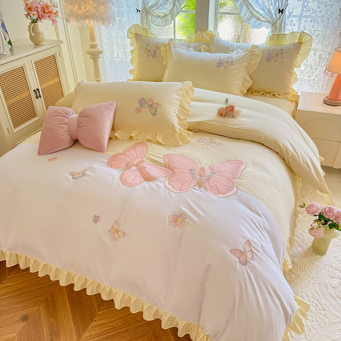 91家纺网 家纺一手货源 找家纺 慕语家纺 2025新款软糯亲肤贴布绣公主风四件套系列--瑞丽（专版花型） 瑞丽--奶白