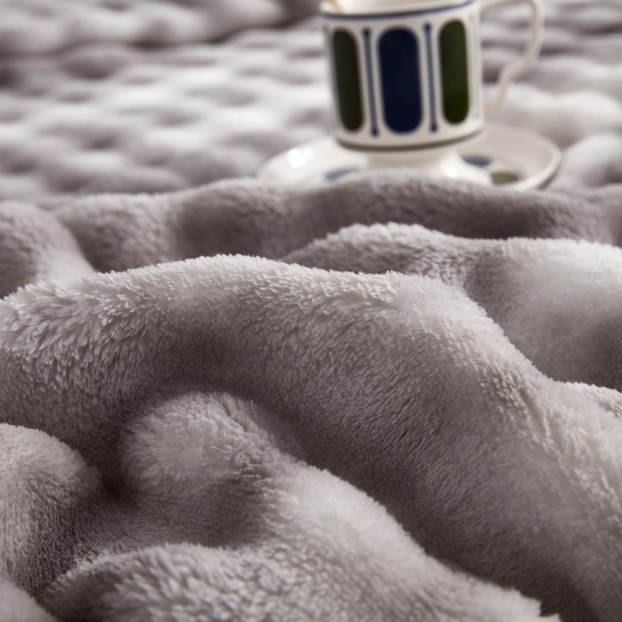 91家纺网 家纺一手货源 找家纺 悦织湾家纺 2025新款炫彩仿兔毛绒泡泡绒牛奶绒法兰绒毛毯休闲毯沙发盖毯跨境外贸出口专供 炫彩深灰