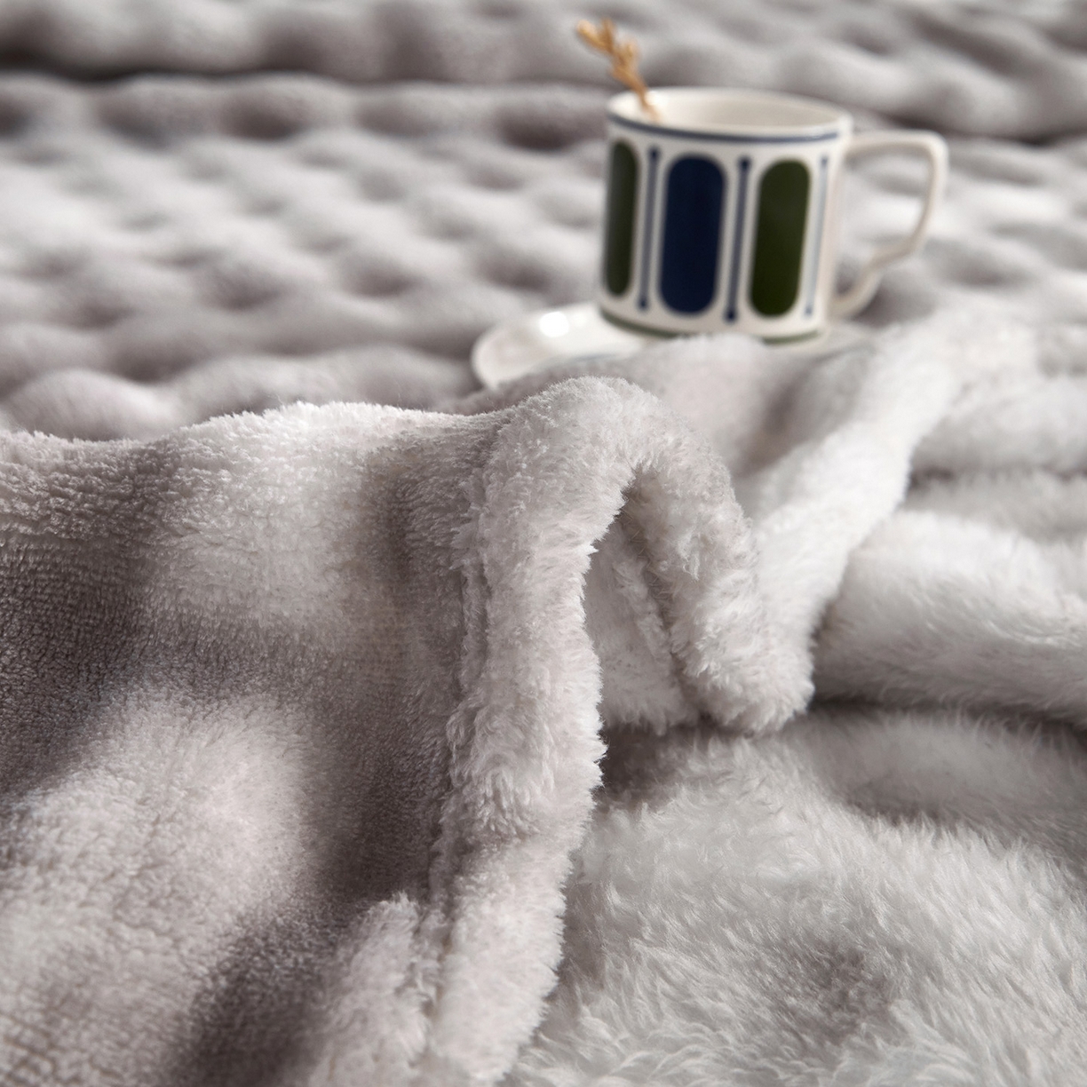 91家纺网 家纺一手货源 找家纺 悦织湾家纺 2025新款炫彩仿兔毛绒泡泡绒牛奶绒法兰绒毛毯休闲毯沙发盖毯跨境外贸出口专供 炫彩深灰