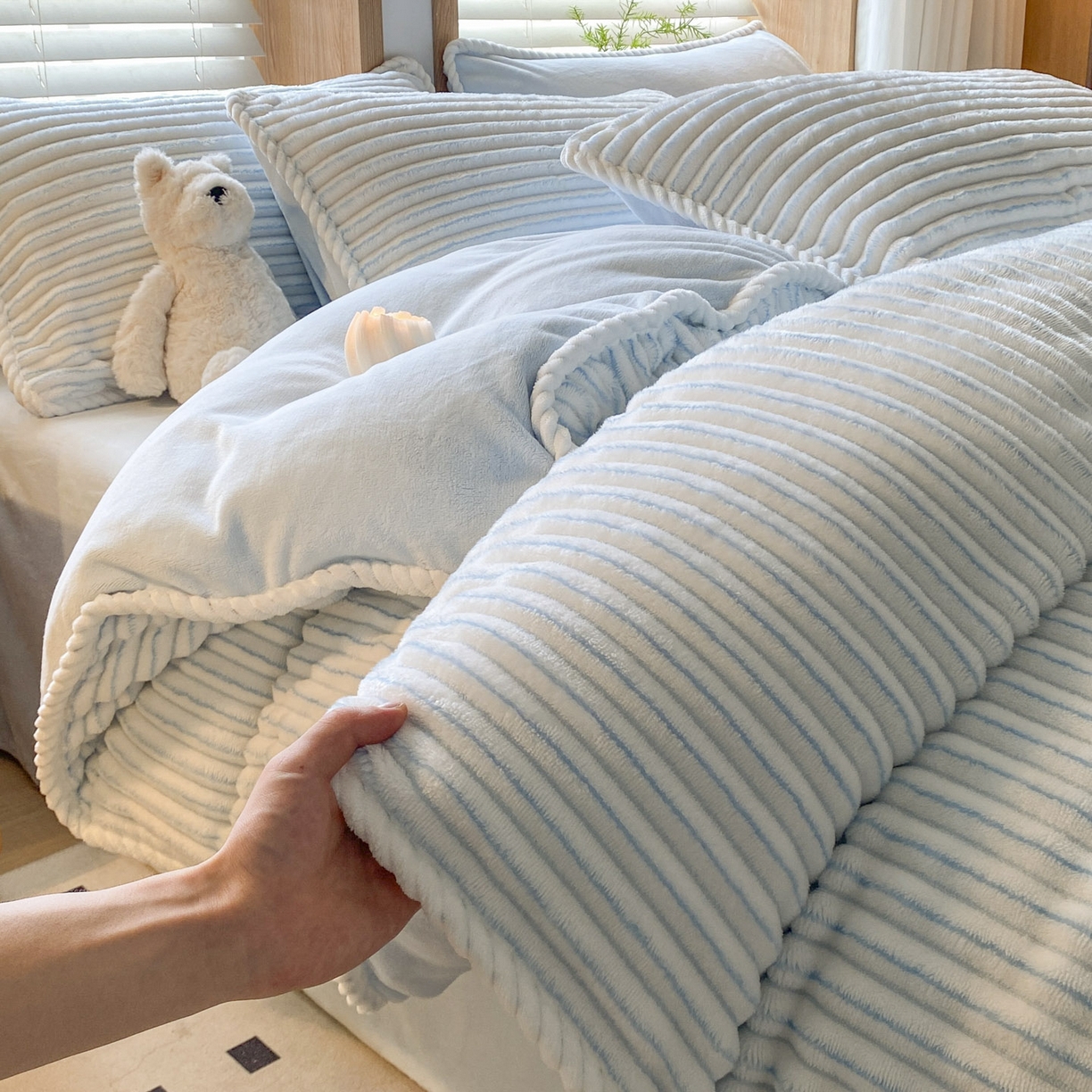 91家纺网 家纺一手货源 找家纺 蓝极人 2025新款抽条阳离子提花牛奶绒四件套 阳离子抽条-浅蓝