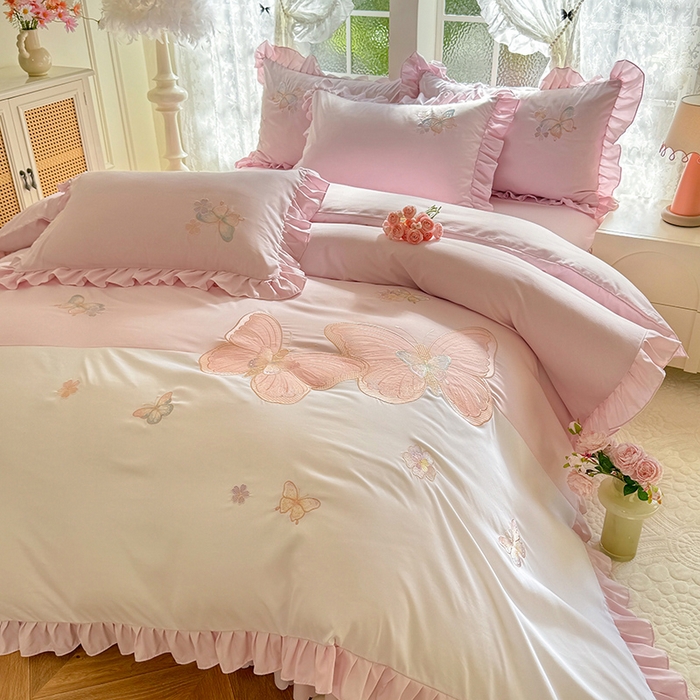 91家纺网 家纺一手货源 找家纺 慕语家纺 2025新款软糯亲肤贴布绣公主风四件套系列--瑞丽（专版花型） 瑞丽--姜红