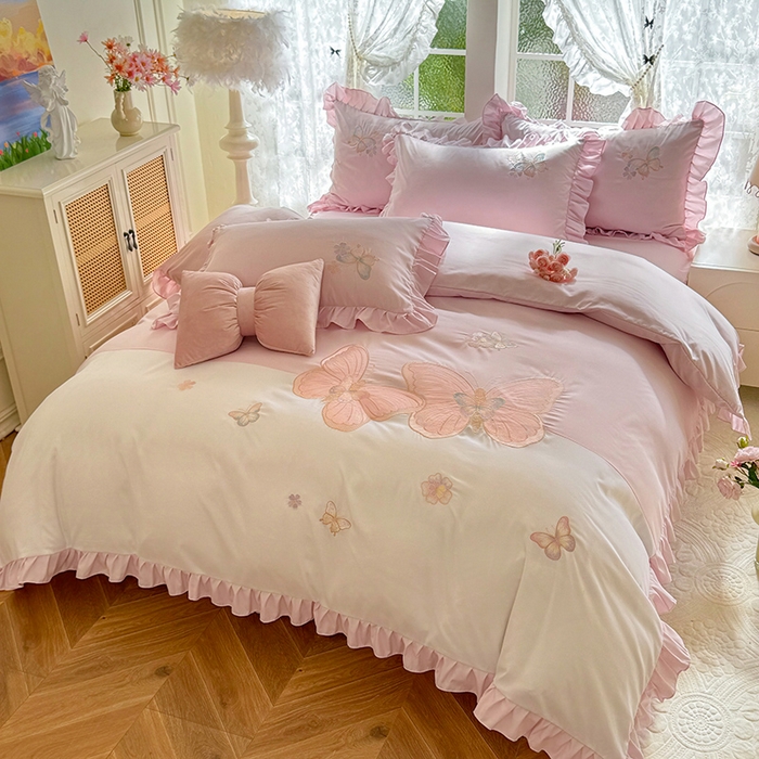 91家纺网 家纺一手货源 找家纺 慕语家纺 2025新款软糯亲肤贴布绣公主风四件套系列--瑞丽（专版花型） 瑞丽--姜红