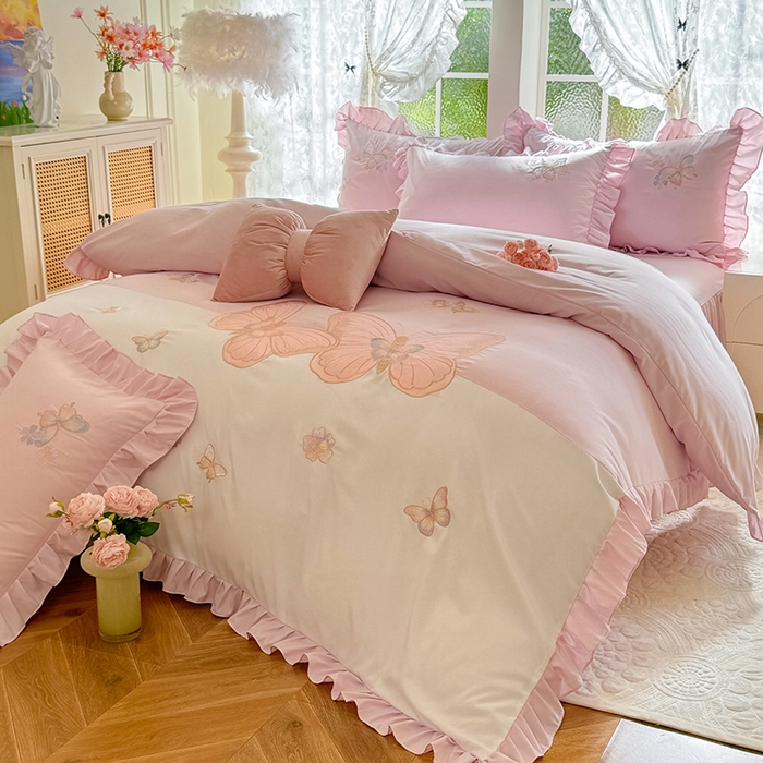 91家纺网 家纺一手货源 找家纺 慕语家纺 2025新款软糯亲肤贴布绣公主风四件套系列--瑞丽（专版花型） 瑞丽--姜红