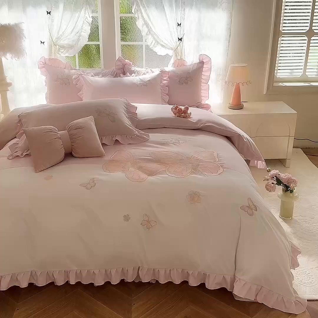 91家纺网 家纺一手货源 找家纺 慕语家纺 2025新款软糯亲肤贴布绣公主风四件套系列--瑞丽（专版花型） 瑞丽--姜红