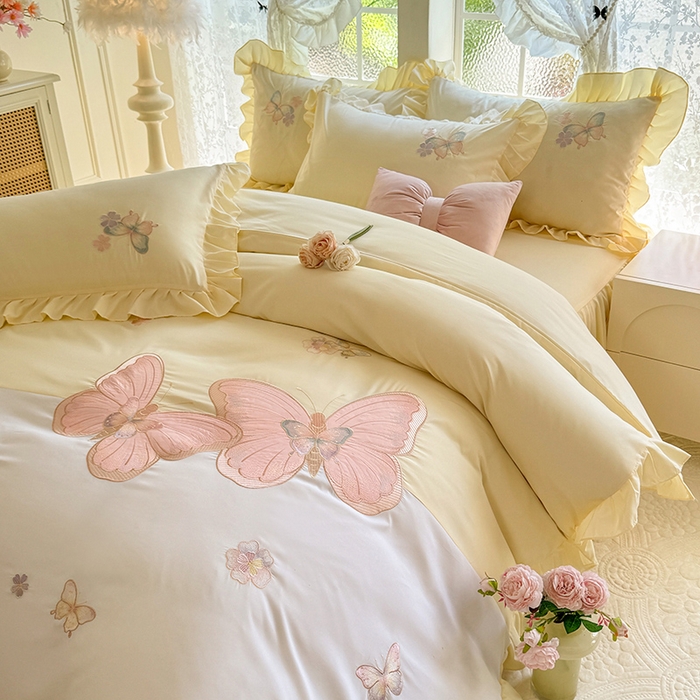 91家纺网 家纺一手货源 找家纺 慕语家纺 2025新款软糯亲肤贴布绣公主风四件套系列--瑞丽（专版花型） 瑞丽--奶白