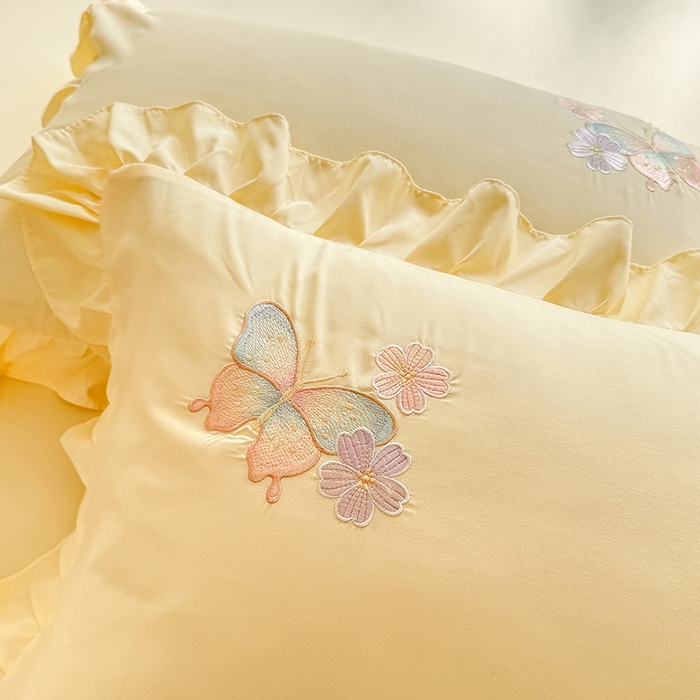 91家纺网 家纺一手货源 找家纺 慕语家纺 2025新款软糯亲肤贴布绣公主风四件套系列--瑞丽（专版花型） 瑞丽--奶白