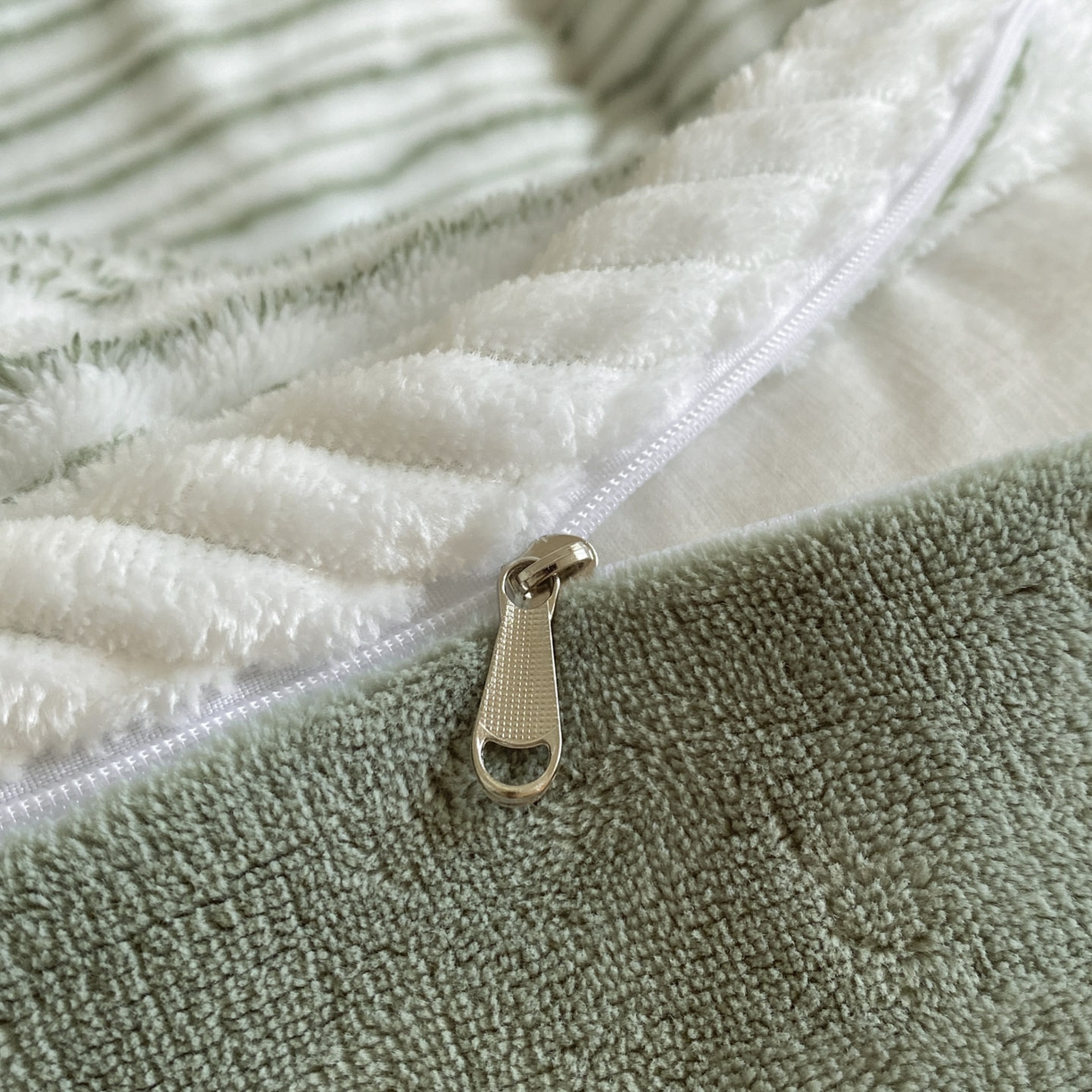 91家纺网 家纺一手货源 找家纺 蓝极人 2025新款抽条阳离子提花牛奶绒四件套 阳离子抽条-果绿