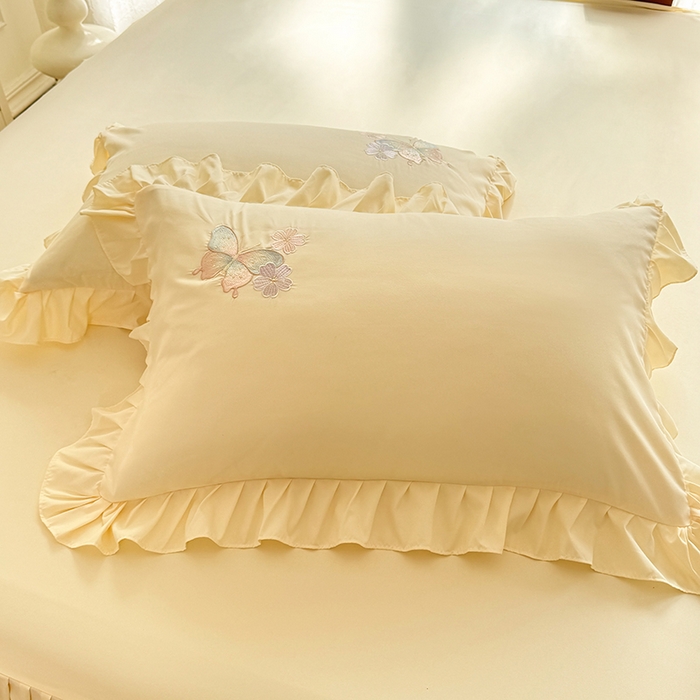 91家纺网 家纺一手货源 找家纺 慕语家纺 2025新款软糯亲肤贴布绣公主风四件套系列--瑞丽（专版花型） 瑞丽--奶白