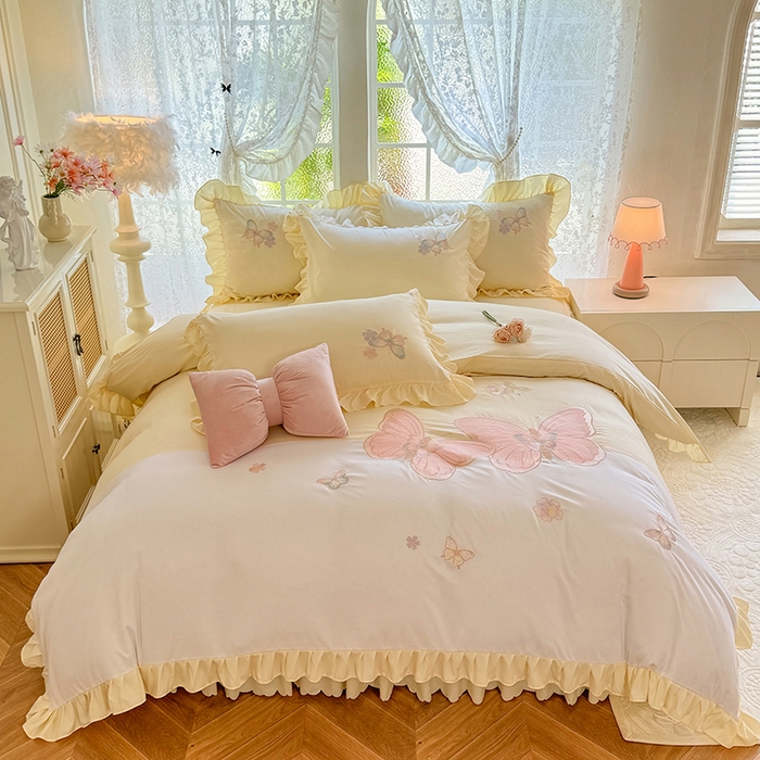 91家纺网 家纺一手货源 找家纺 慕语家纺 2025新款软糯亲肤贴布绣公主风四件套系列--瑞丽（专版花型） 瑞丽--奶白