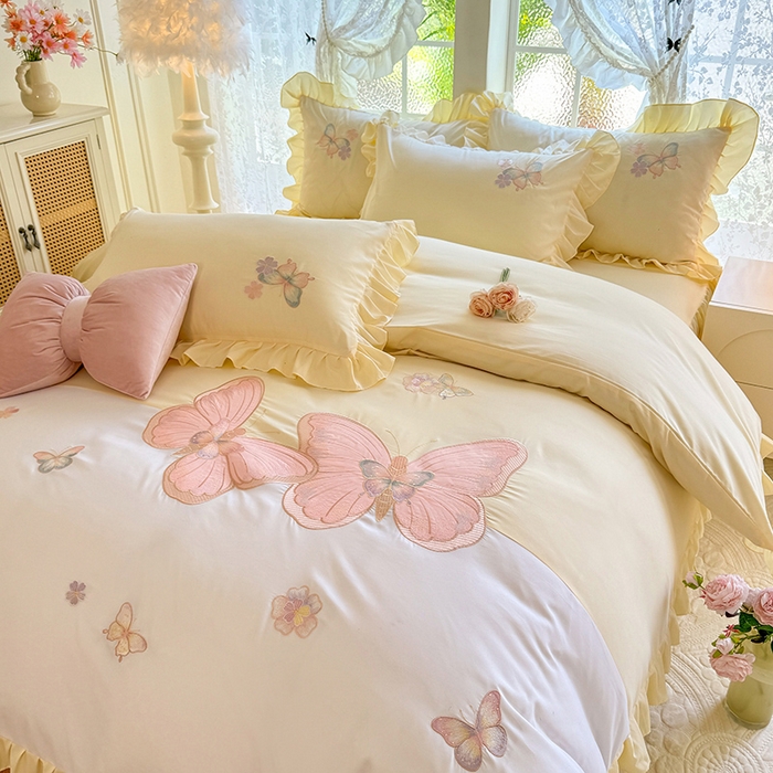 91家纺网 家纺一手货源 找家纺 慕语家纺 2025新款软糯亲肤贴布绣公主风四件套系列--瑞丽（专版花型） 瑞丽--奶白