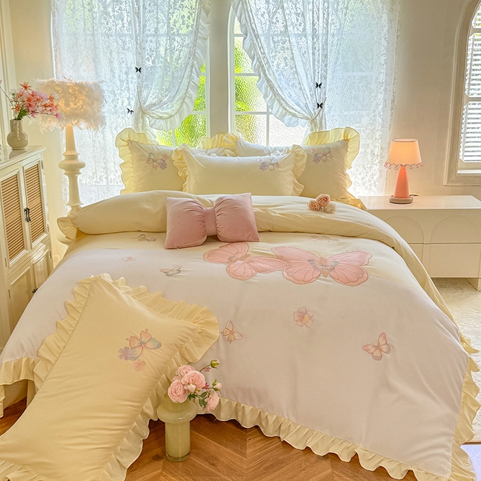 91家纺网 家纺一手货源 找家纺 慕语家纺 2025新款软糯亲肤贴布绣公主风四件套系列--瑞丽（专版花型） 瑞丽--奶白