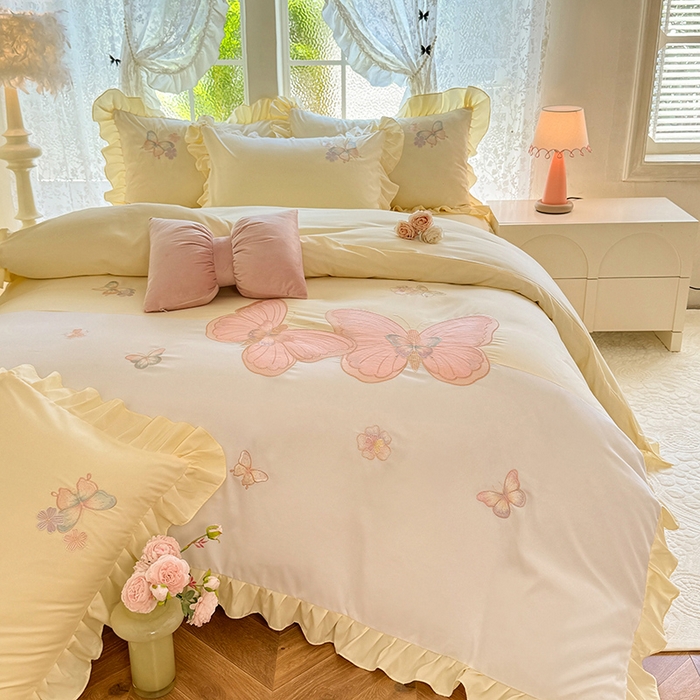 91家纺网 家纺一手货源 找家纺 慕语家纺 2025新款软糯亲肤贴布绣公主风四件套系列--瑞丽（专版花型） 瑞丽--奶白