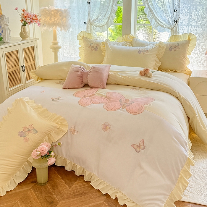 91家纺网 家纺一手货源 找家纺 慕语家纺 2025新款软糯亲肤贴布绣公主风四件套系列--瑞丽（专版花型） 瑞丽--奶白