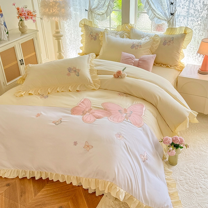 91家纺网 家纺一手货源 找家纺 慕语家纺 2025新款软糯亲肤贴布绣公主风四件套系列--瑞丽（专版花型） 瑞丽--奶白