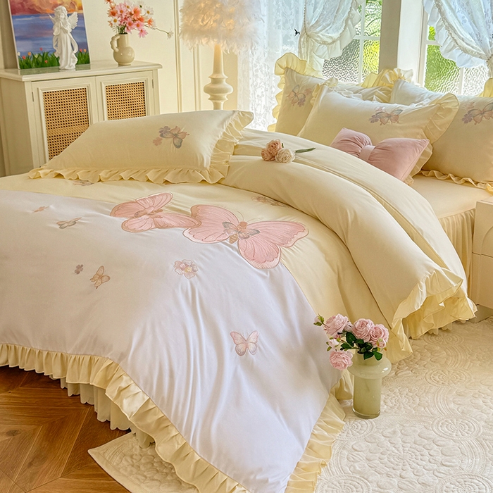 91家纺网 家纺一手货源 找家纺 慕语家纺 2025新款软糯亲肤贴布绣公主风四件套系列--瑞丽（专版花型） 瑞丽--奶白