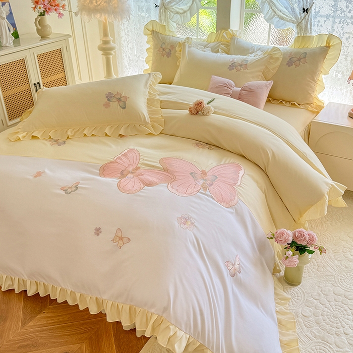 91家纺网 家纺一手货源 找家纺 慕语家纺 2025新款软糯亲肤贴布绣公主风四件套系列--瑞丽（专版花型） 瑞丽--奶白