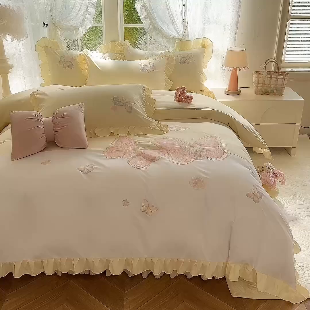 91家纺网 家纺一手货源 找家纺 慕语家纺 2025新款软糯亲肤贴布绣公主风四件套系列--瑞丽（专版花型） 瑞丽--奶白