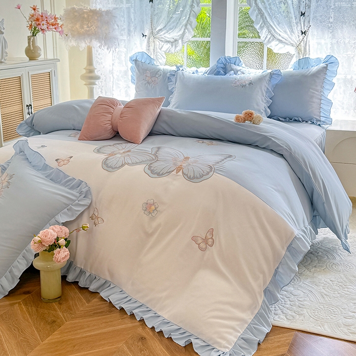 91家纺网 家纺一手货源 找家纺 慕语家纺 2025新款软糯亲肤贴布绣公主风四件套系列--瑞丽（专版花型） 瑞丽--浅兰