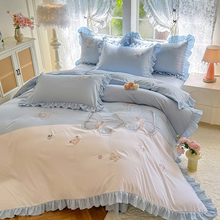 91家纺网 家纺一手货源 找家纺 慕语家纺 2025新款软糯亲肤贴布绣公主风四件套系列--瑞丽（专版花型） 瑞丽--浅兰