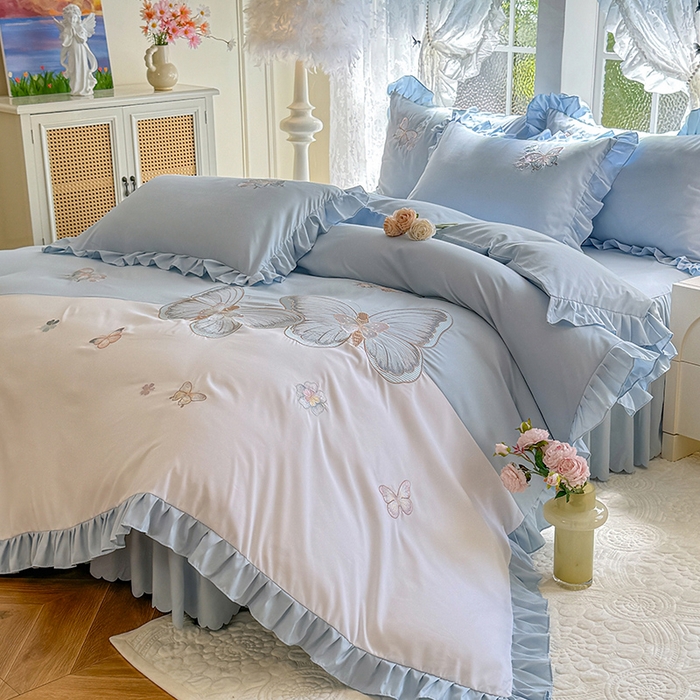 91家纺网 家纺一手货源 找家纺 慕语家纺 2025新款软糯亲肤贴布绣公主风四件套系列--瑞丽（专版花型） 瑞丽--浅兰