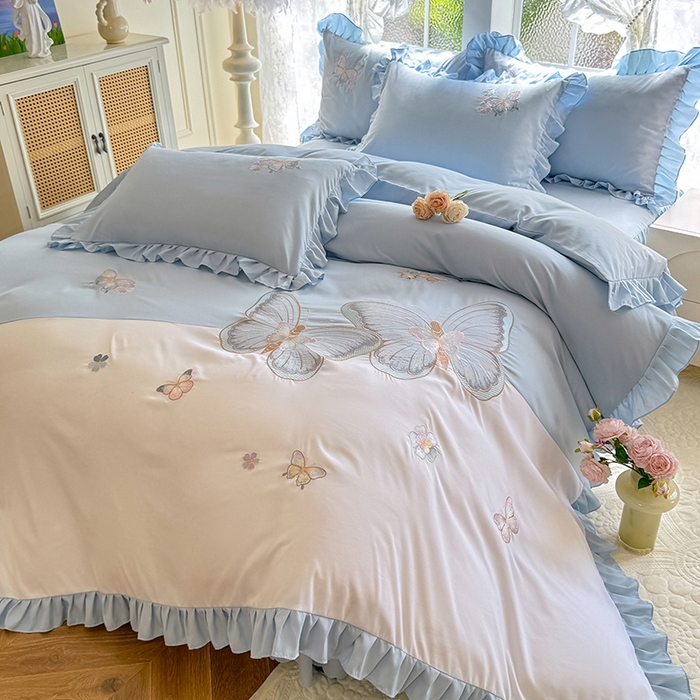 91家纺网 家纺一手货源 找家纺 慕语家纺 2025新款软糯亲肤贴布绣公主风四件套系列--瑞丽（专版花型） 瑞丽--浅兰