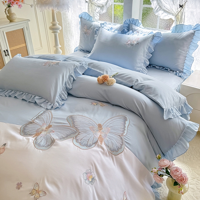 91家纺网 家纺一手货源 找家纺 慕语家纺 2025新款软糯亲肤贴布绣公主风四件套系列--瑞丽（专版花型） 瑞丽--浅兰