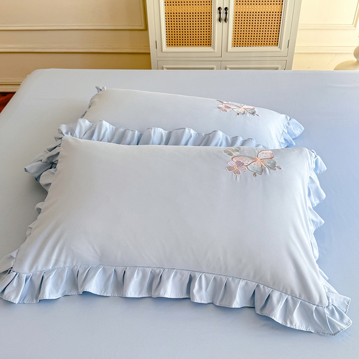 91家纺网 家纺一手货源 找家纺 慕语家纺 2025新款软糯亲肤贴布绣公主风四件套系列--瑞丽（专版花型） 瑞丽--浅兰