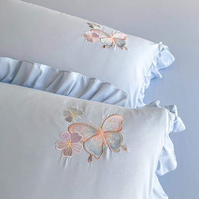 91家纺网 家纺一手货源 找家纺 慕语家纺 2025新款软糯亲肤贴布绣公主风四件套系列--瑞丽（专版花型） 瑞丽--浅兰