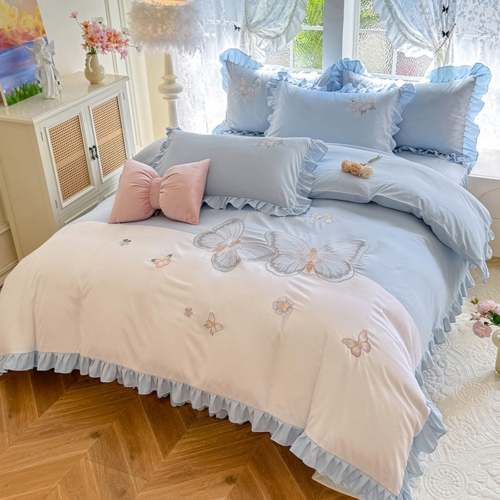 91家纺网 家纺一手货源 找家纺 慕语家纺 2025新款软糯亲肤贴布绣公主风四件套系列--瑞丽（专版花型） 瑞丽--浅兰