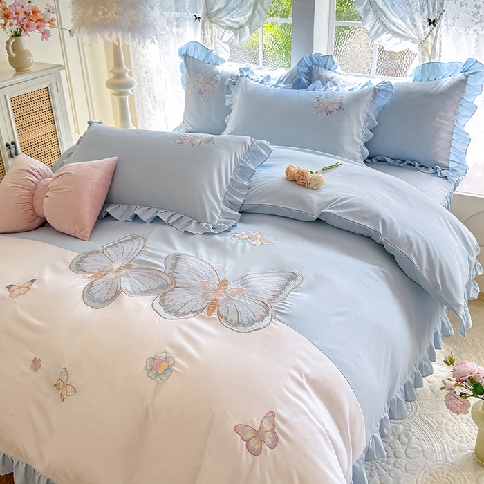 91家纺网 家纺一手货源 找家纺 慕语家纺 2025新款软糯亲肤贴布绣公主风四件套系列--瑞丽（专版花型） 瑞丽--浅兰