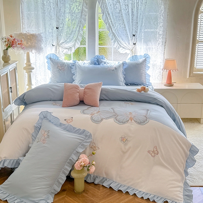 91家纺网 家纺一手货源 找家纺 慕语家纺 2025新款软糯亲肤贴布绣公主风四件套系列--瑞丽（专版花型） 瑞丽--浅兰