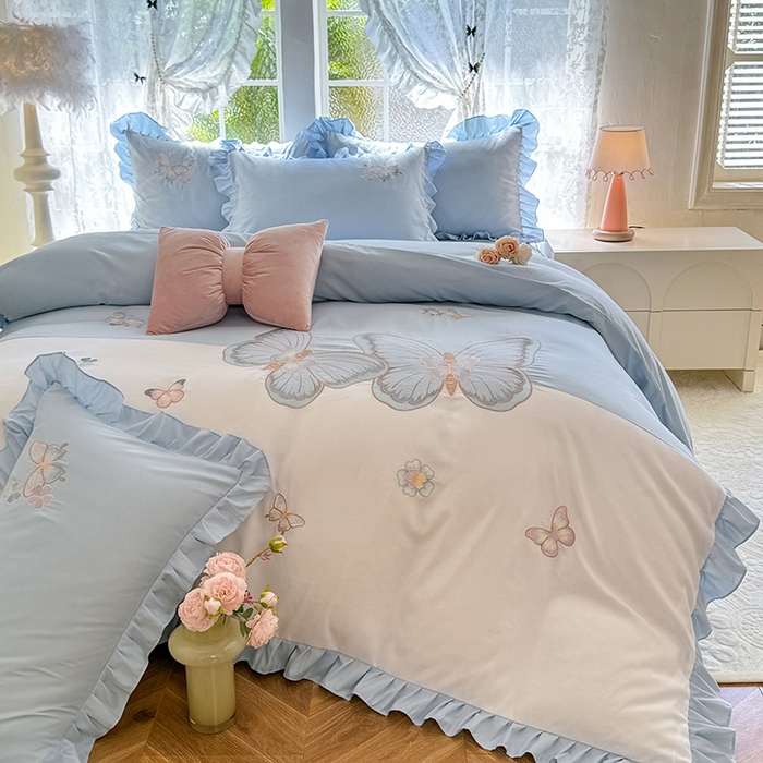 91家纺网 家纺一手货源 找家纺 慕语家纺 2025新款软糯亲肤贴布绣公主风四件套系列--瑞丽（专版花型） 瑞丽--浅兰