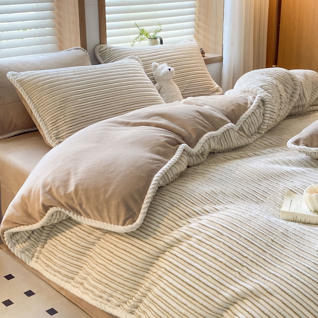 91家纺网 家纺一手货源 找家纺 蓝极人 2025新款抽条阳离子提花牛奶绒四件套 阳离子抽条-奶咖