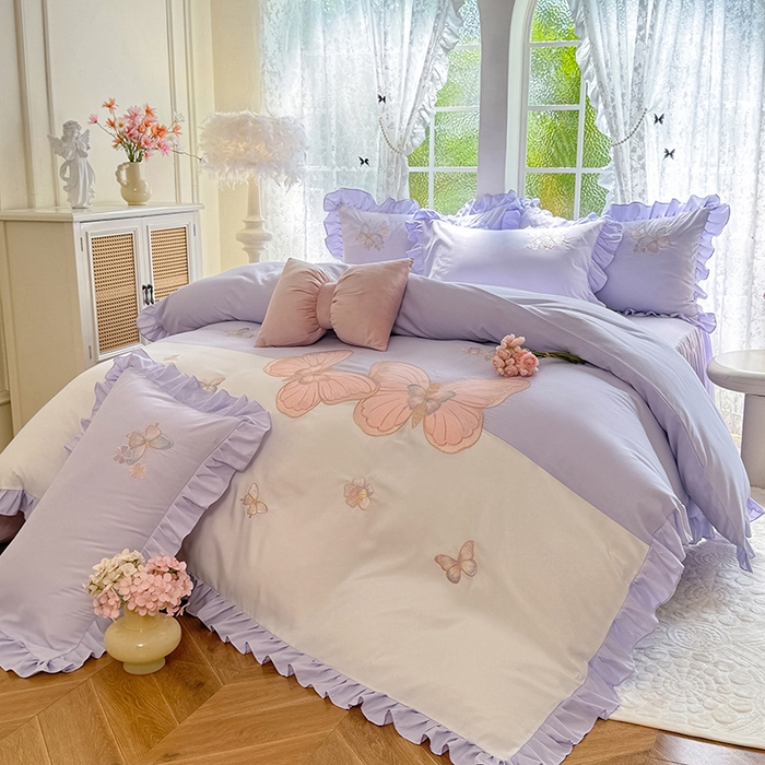 91家纺网 家纺一手货源 找家纺 慕语家纺 2025新款软糯亲肤贴布绣公主风四件套系列--瑞丽（专版花型） 瑞丽--浅紫