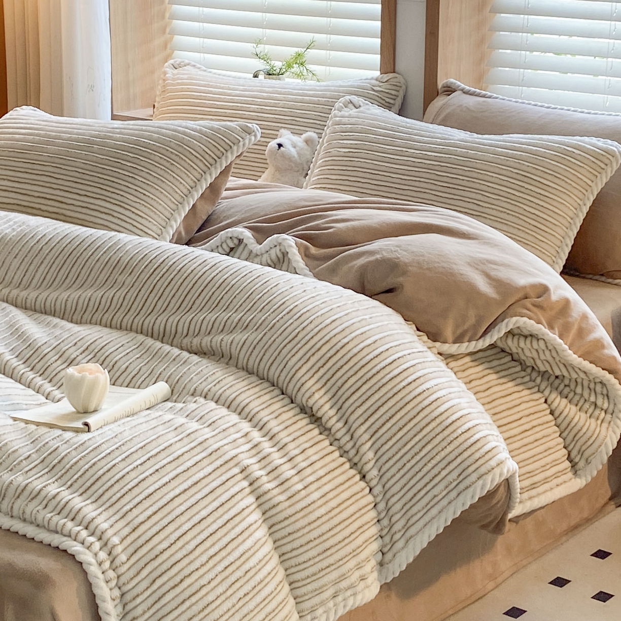 91家纺网 家纺一手货源 找家纺 蓝极人 2025新款抽条阳离子提花牛奶绒四件套 阳离子抽条-奶咖