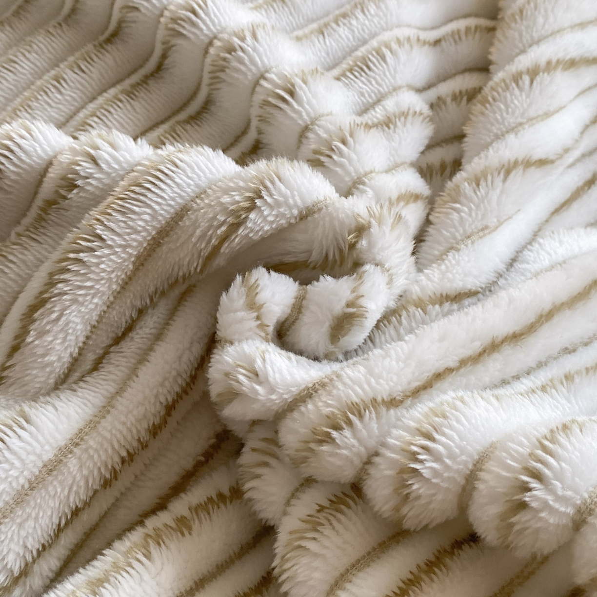 91家纺网 家纺一手货源 找家纺 蓝极人 2025新款抽条阳离子提花牛奶绒四件套 阳离子抽条-奶咖