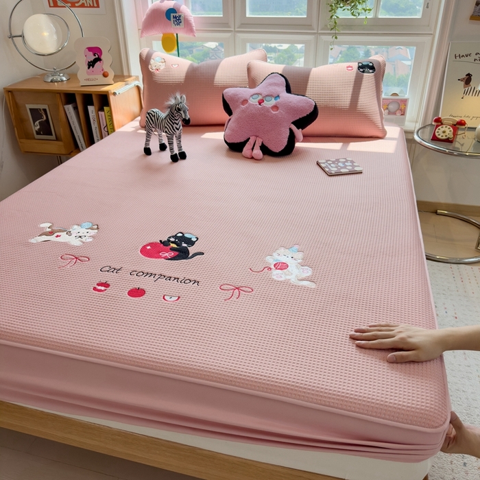 91家纺网 家纺一手货源 找家纺 莱家富 2025新款A类华夫格夹棉床笠单品床笠单件床笠套件 萌趣小猫-雾纱粉