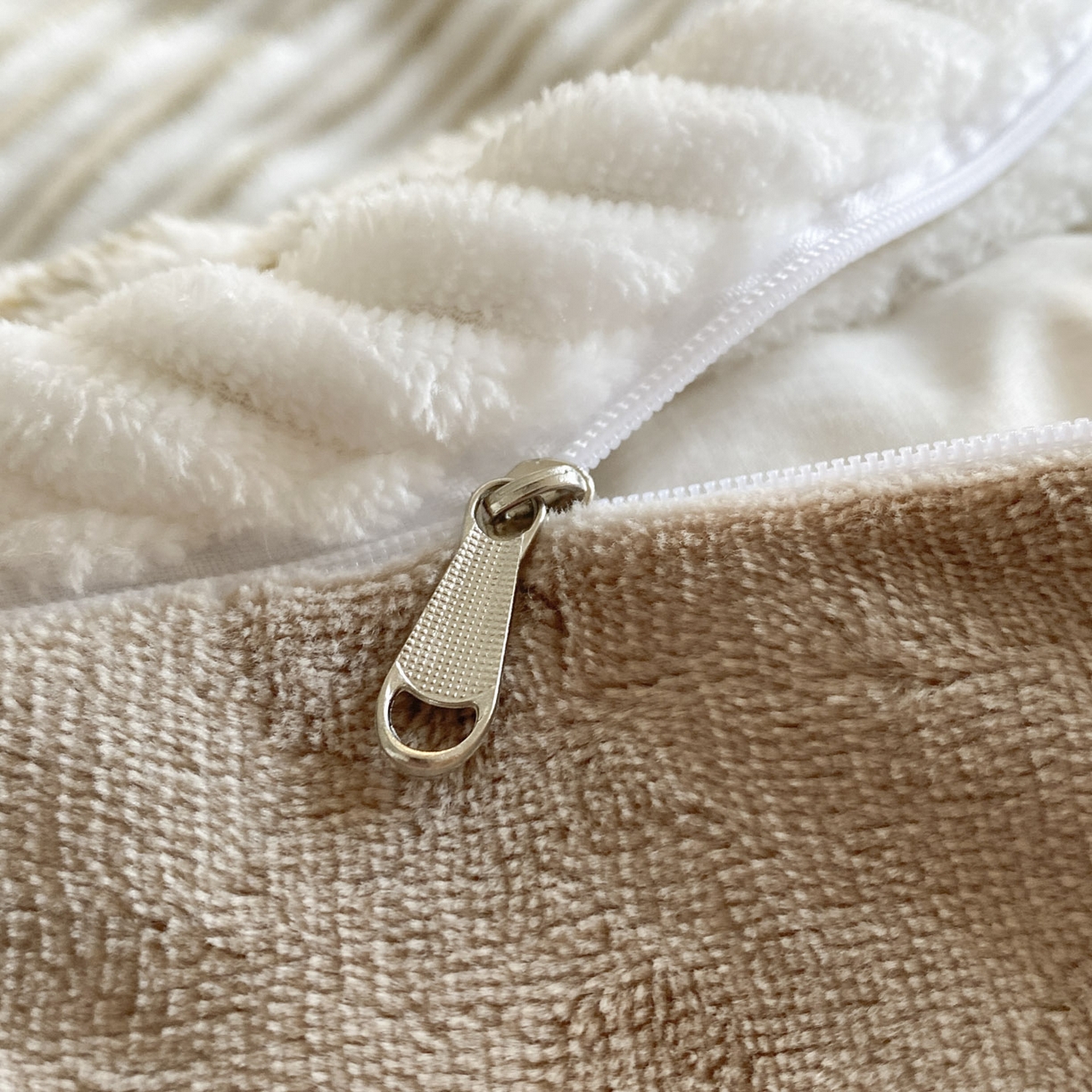 91家纺网 家纺一手货源 找家纺 蓝极人 2025新款抽条阳离子提花牛奶绒四件套 阳离子抽条-奶咖