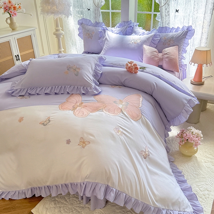 91家纺网 家纺一手货源 找家纺 慕语家纺 2025新款软糯亲肤贴布绣公主风四件套系列--瑞丽（专版花型） 瑞丽--浅紫