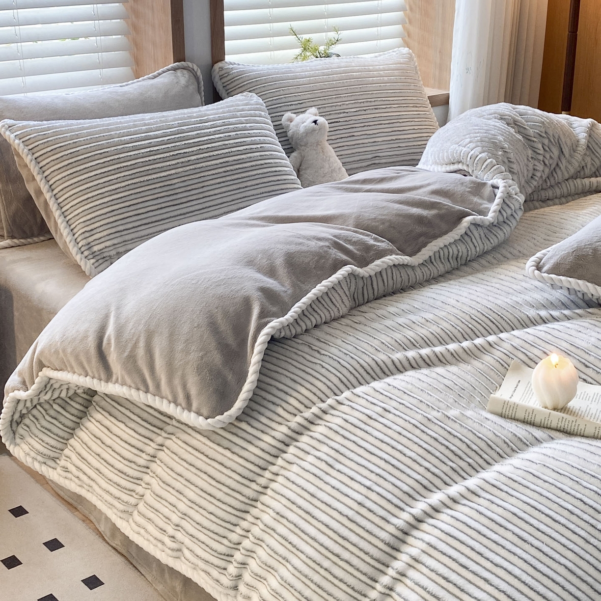 91家纺网 家纺一手货源 找家纺 蓝极人 2025新款抽条阳离子提花牛奶绒四件套 阳离子抽条-浅灰