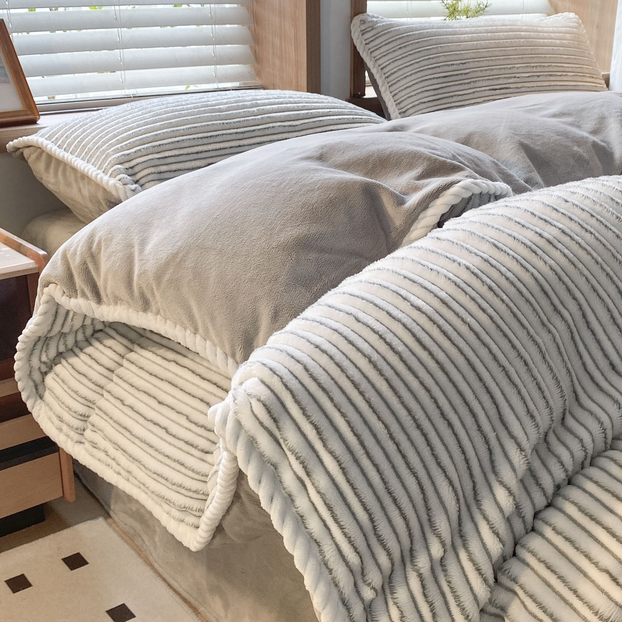 91家纺网 家纺一手货源 找家纺 蓝极人 2025新款抽条阳离子提花牛奶绒四件套 阳离子抽条-浅灰