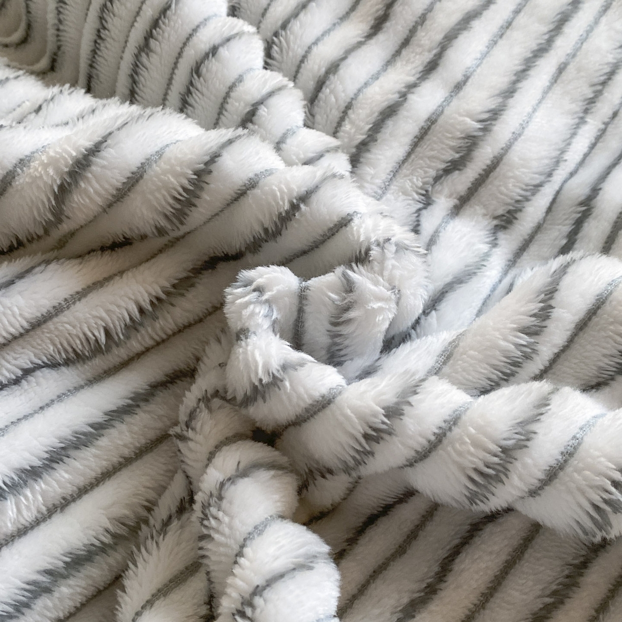 91家纺网 家纺一手货源 找家纺 蓝极人 2025新款抽条阳离子提花牛奶绒四件套 阳离子抽条-浅灰