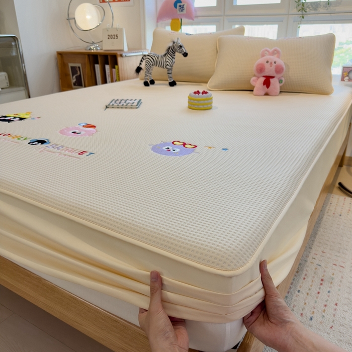 91家纺网 家纺一手货源 找家纺 莱家富 2025新款A类华夫格夹棉床笠单品床笠单件床笠套件 萌趣天地-朦胧黄