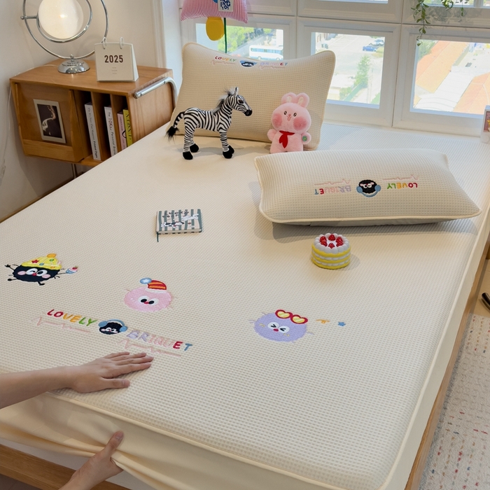 91家纺网 家纺一手货源 找家纺 莱家富 2025新款A类华夫格夹棉床笠单品床笠单件床笠套件 萌趣天地-朦胧黄