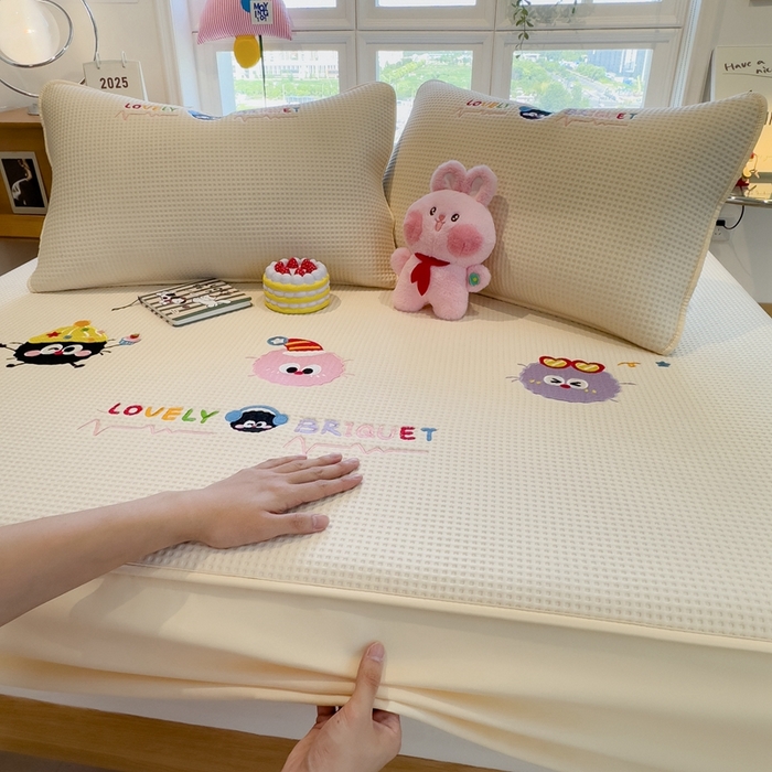 91家纺网 家纺一手货源 找家纺 莱家富 2025新款A类华夫格夹棉床笠单品床笠单件床笠套件 萌趣天地-朦胧黄