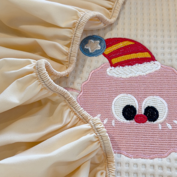 91家纺网 家纺一手货源 找家纺 莱家富 2025新款A类华夫格夹棉床笠单品床笠单件床笠套件 萌趣天地-朦胧黄