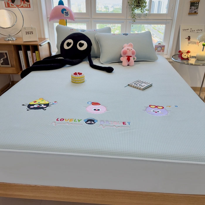 91家纺网 家纺一手货源 找家纺 莱家富 2025新款A类华夫格夹棉床笠单品床笠单件床笠套件 萌趣天地-蓝絮笺